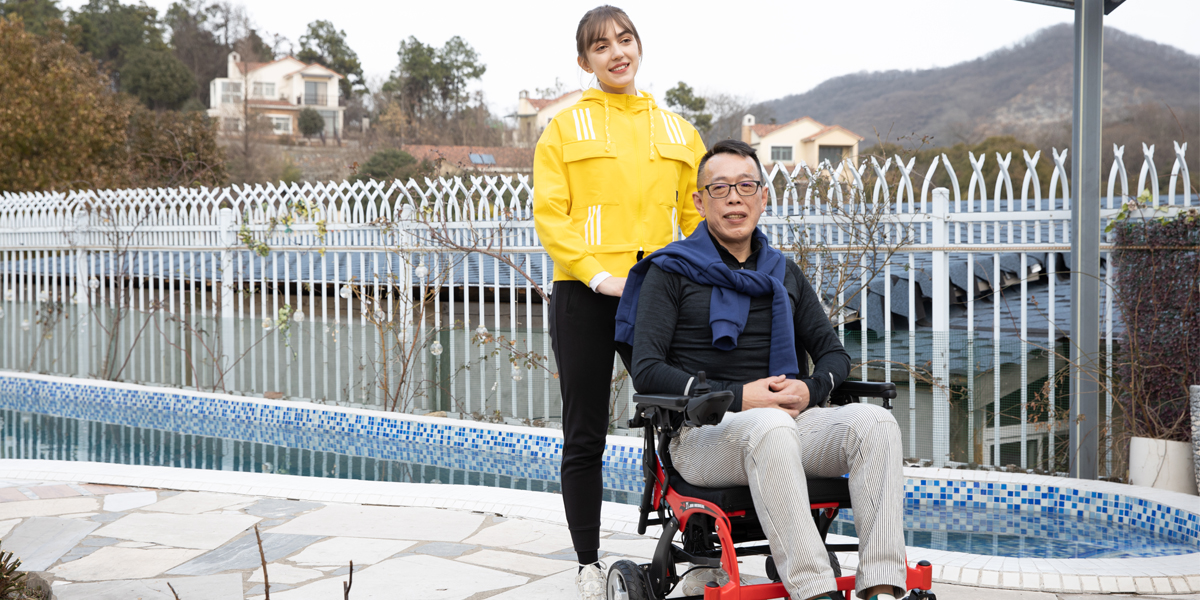 &Auml;lterer elektrischer Rollstuhl